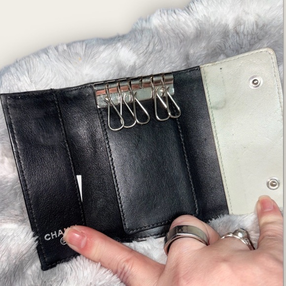 CHANEL Ivory Quilted Key Case with Black Trim Authentic - Picture 5 of 7